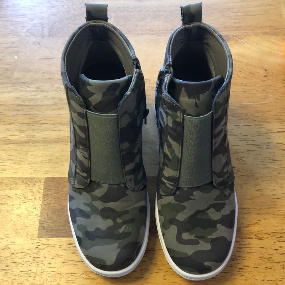 *FLASH SALE* 6 1/2 women’s camo wedge booties